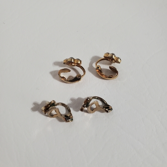 Tiny Clip On Earrings Small Red Daisy Clear Rhinestone Flower Floral - Picture 3 of 3